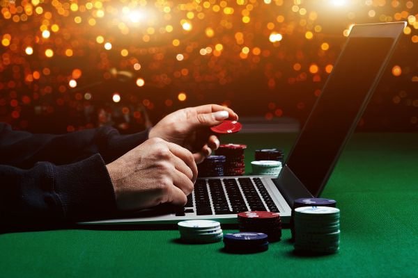 Tampilan layar ponsel dengan aplikasi qiuqiu yang siap diunduh dan digunakan